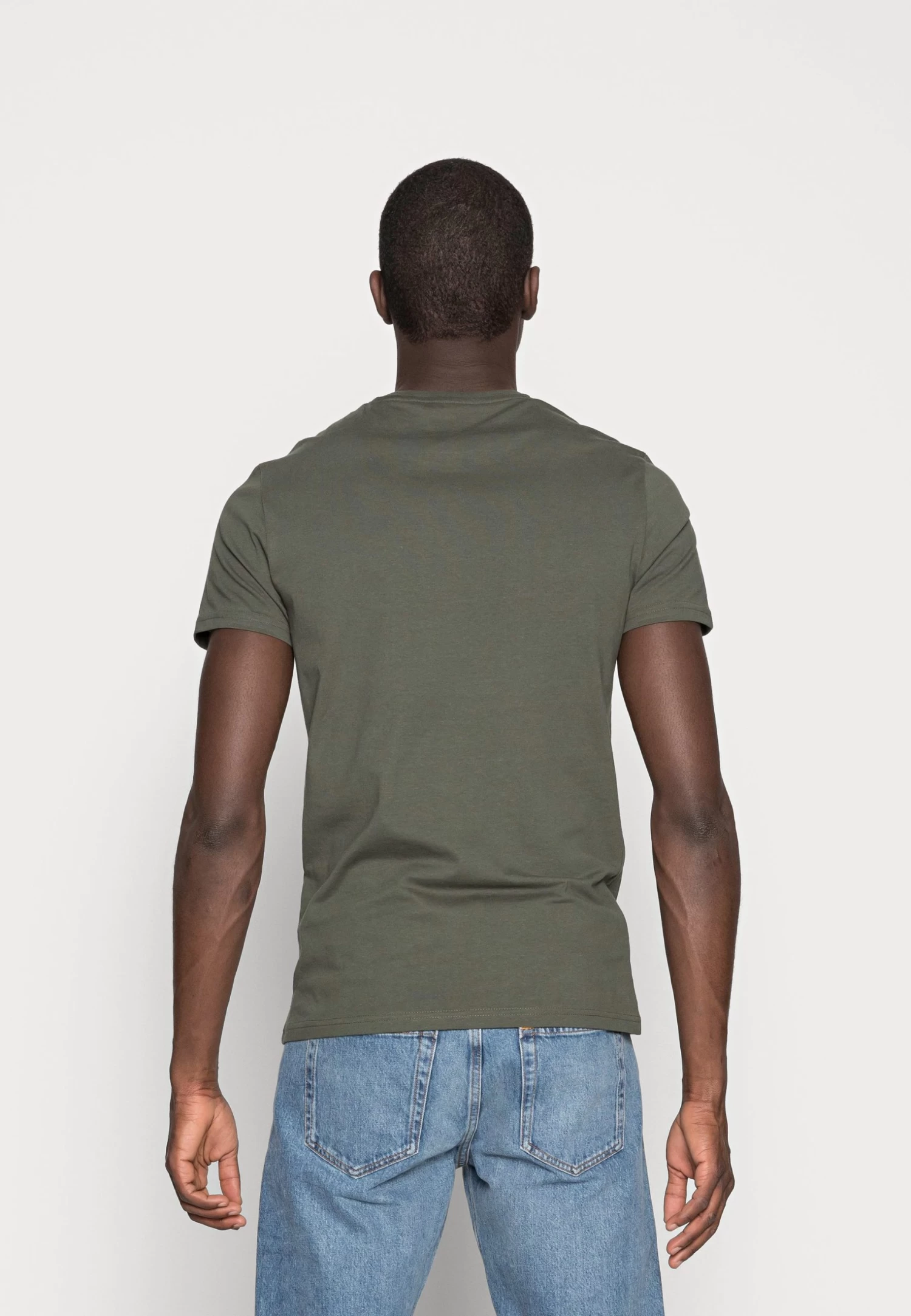 Pier One 3 Pack - Camiseta Básica - Black/Grey/Green 5 Pier One 3 Pack - Camiseta Básica - Black/Grey/Green - Imagen 3