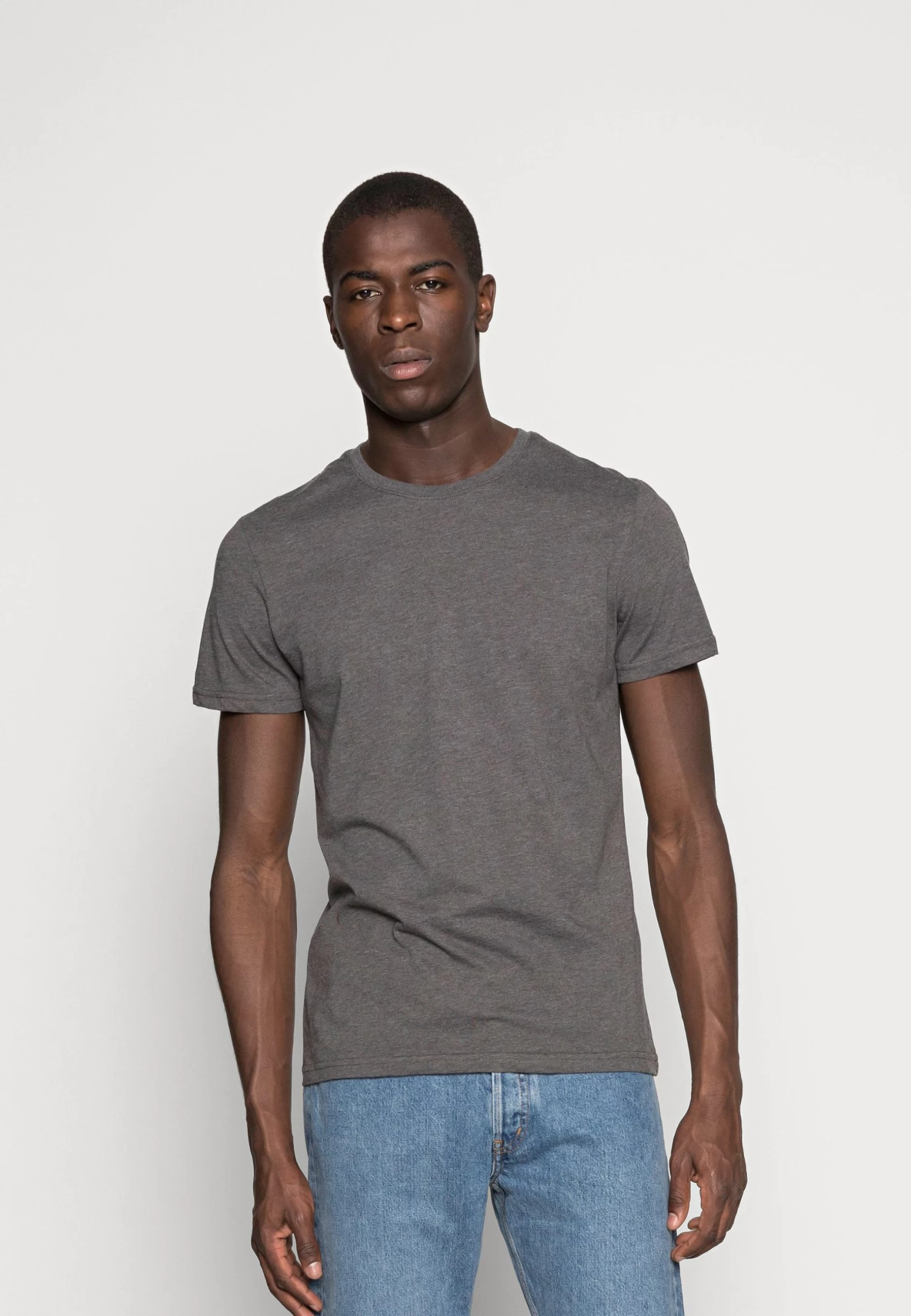 Pier One 3 Pack - Camiseta Básica - Black/Grey/Green 7 Pier One 3 Pack - Camiseta Básica - Black/Grey/Green - Imagen 5